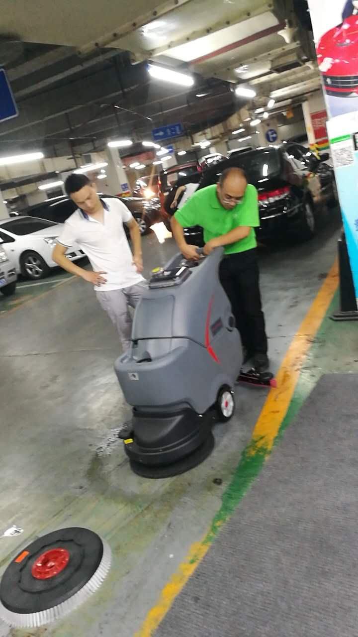 工廠車間環(huán)氧地面不好清洗怎么辦？洗地機(jī)是個好幫手