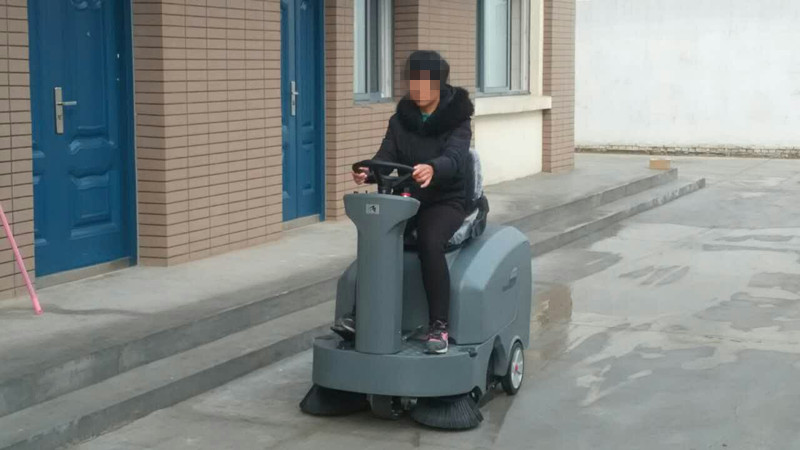 什么類型的掃地機(jī)適合大型廠房使用？